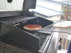 Pizza auf dem Grill