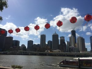 Dekoration des Buddhafestivals mit Brisbane im Hintergrund
